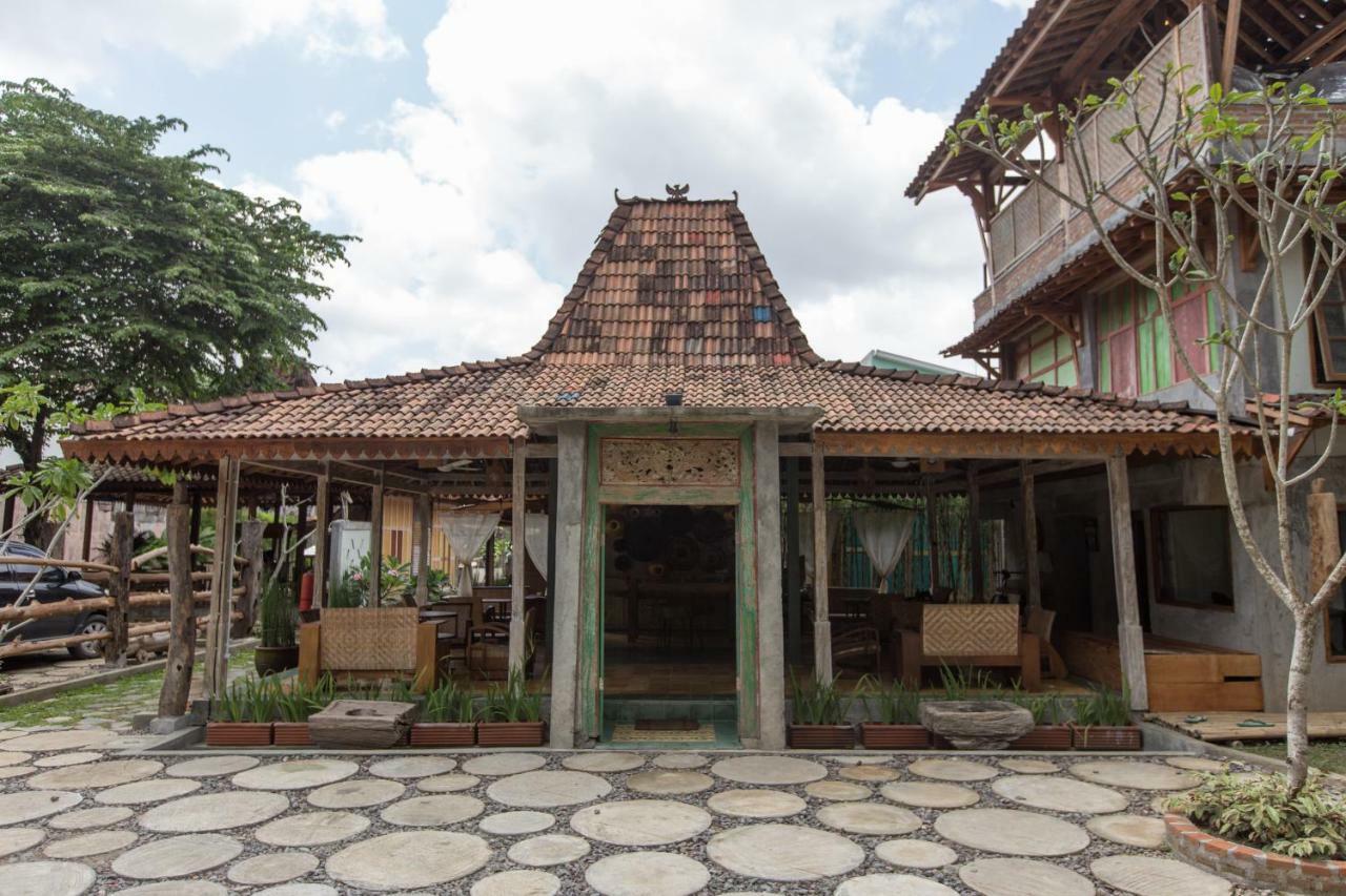Kampung Lawasan Heritage Cottage Maguwo Exterior foto